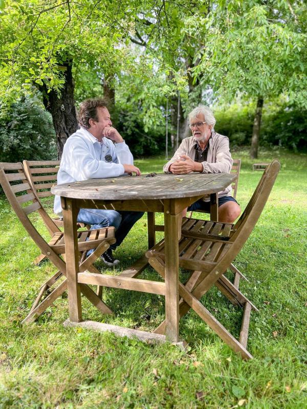 Bild 1 von 4: Im Bild: Hanno Settele im Gespräch mit Adolf Schnecker, dessen OP-Termin abgesagt wurde.