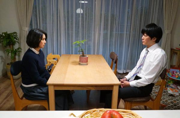 Bild 1 von 3: Risako (Ko Shibasaki) berichtet ihrem Mann Yoichiro (Seiichi Tanabe) von ihrer folgenschweren Entscheidung.