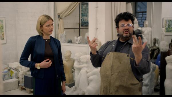 Bild 1 von 4: Franzi (Llewellyn Reichman, l.) ist im Atelier des Künstlers Martijn van der Jayaa (Oliver Polak, r.) um über die Skulptur für Elif zu sprechen.