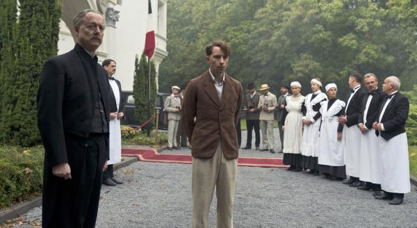 Bild 1 von 19: Großer Empfang: Juniorchef Emil Dreesen (Jonathan Berlin, Mitte) wartet mit den Bediensteten des Rheinhotels auf berühmten Besuch.