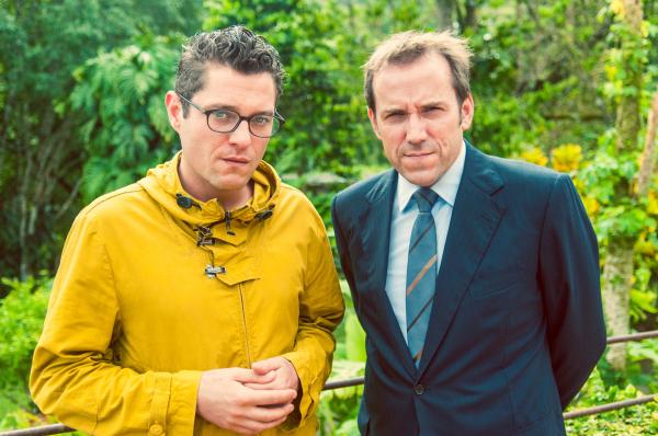 Bild 1 von 5: DI Richard Poole (Ben Miller, r.) soll den Mord an dem jungen Leo Downs (Matthew Horne, l.) aufklären. Der junge Meteorologe war nicht gerade beliebt bei seinen Kollegen, doch Poole findet auch niemanden, der einen Vorteil aus seinem Tod ziehen kann.