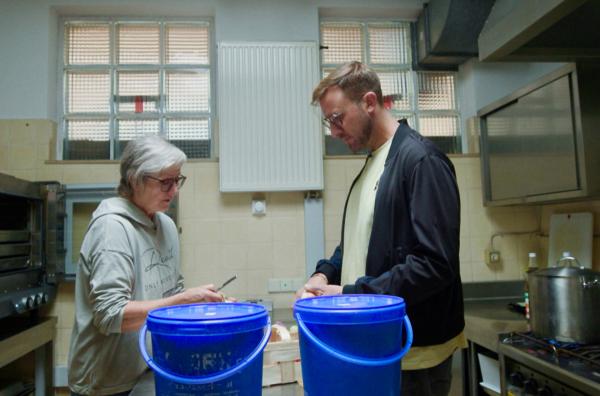 Bild 1 von 1: Sören Anders reist in die Südpfalz und erlebt die Pfälzer Küche und die Pfälzer Geselligkeit hautnah.  Von Heide Walz, der Vorsitzenden der Landfrauen des Örtchens Winden, erfährt der Spitzenkoch, wie der typische \
