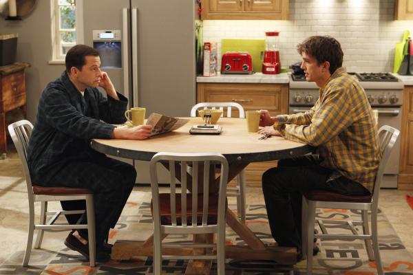 Bild 1 von 29: Männergespräche: Alan (Jon Cryer, l.) und Walden (Ashton Kutcher, r.) ...