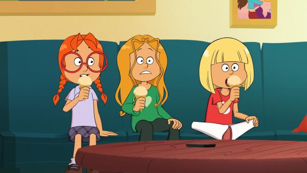 Bild 1 von 4: Nat, Lulu und Marine schauen gebannt einen Gangsterfilm.