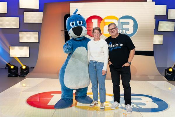Bild 1 von 4: Piet Flosse (links) und Elton (rechts) freuen sich, dass Ingenieurin Anna Ostertag (mittig) heute im Studio zu Gast war.