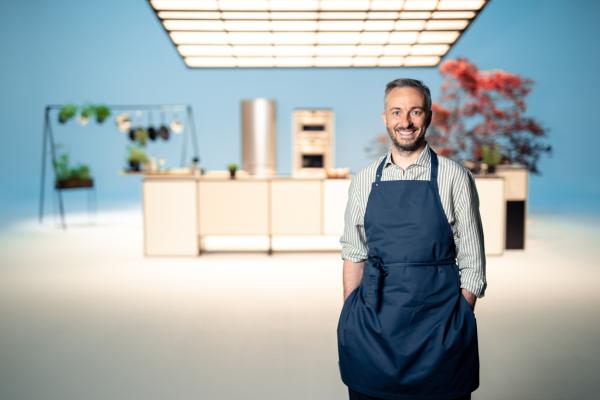 Bild 1 von 2: Jan Böhmermann in der Küche von \
