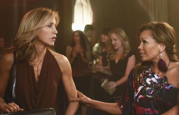Bild 1 von 2: Wollen in einer Bar ihren Marktwert testen: Lynette (Felicity Huffman, l.) und Renee (Vanessa Williams, r.) ...