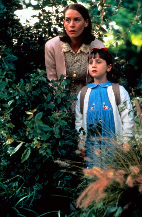 Bild 1 von 19: Miss Honig (Embeth Davidtz, l.) und Matilda (Mara Wilson, r.) beobachten die fiese Rektorin Knüppelkuh ...