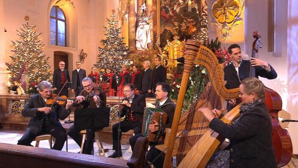 Bild 1 von 7: Innleiten-Geigenmusi und Doppelquartett Wasserburger Land.