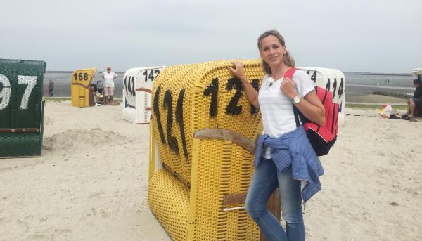 Bild 1 von 3: Moderatorin Tamina Kallert geht auf Entdeckungstour durch Ostfriesland.