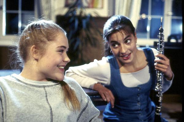 Bild 1 von 1: Sylvie von Wettenberg (Julia Dahmen, r.) weiß als Einzige von Patricia Sanwaldts (Floriane Eichhorn, l.) \