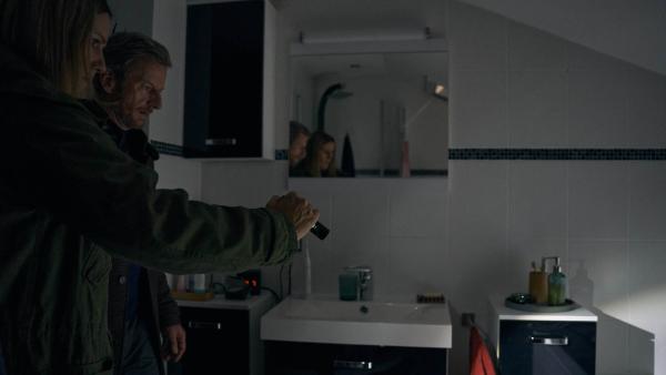 Bild 1 von 9: Stefan Schwab (Michael Kessler) und Anna Leitner (Bettina Lamprecht) machen im Badezimmer von Nicola Eschweiler eine grausige Entdeckung.
