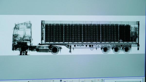 Bild 1 von 3: Der Film begleitet Beamte von Zoll, Landes- und Bundespolizei bei Razzien und dem Aufspüren von Rauschgift.