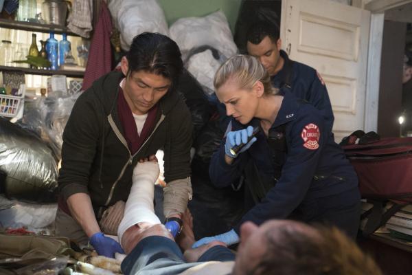 Bild 1 von 10: (l-r) Brian Tee as Dr. Ethan Choi, Kara Killmer as Sylvie Brett -- (Photo by: Elizabeth Sisson/NBC)