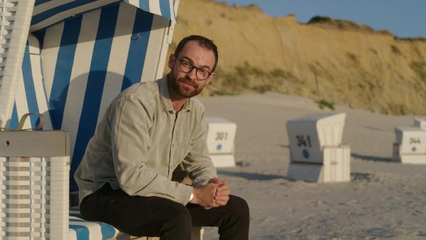 Bild 1 von 6: Wissenschaftsjournalist Niklas Kolorz entdeckt am Roten Kliff auf Sylt Spuren eiszeitlicher Gletscher - Zeugnisse aus der Entstehungszeit der Wattlandschaft.