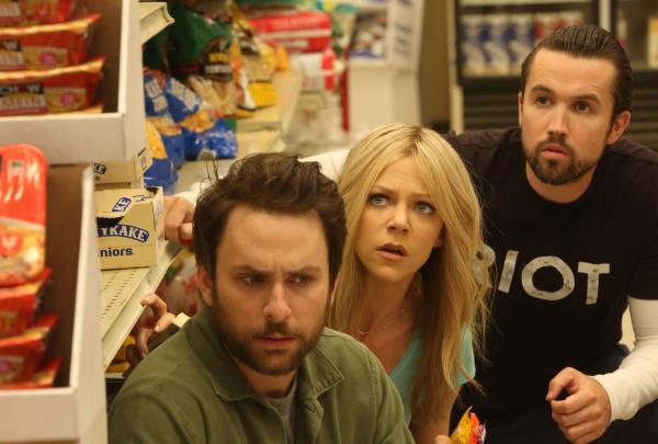 Bild 1 von 7: (v.l.n.r.) Charlie Kelly (Charlie Day); Dee Reynolds (Kaitlin Olson); Mac (Rob McElhenney)