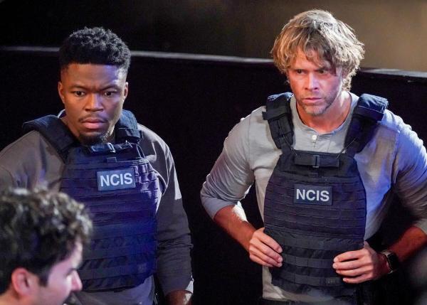 Bild 1 von 16: Im Bild (v.li.): Caleb Castille (Special Agent Devin Roundtree), Eric Christian Olsen (Investigator Martin 'Marty' Deeks).