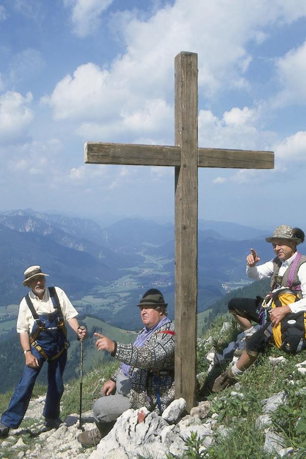 Bild 1 von 4: Endlich geschafft: Peter (Peter Lustig, l.) und Nachbar Paschulke (Helmut Krauss, M.) haben den Berggipfel mithilfe des Bergführers erreicht.