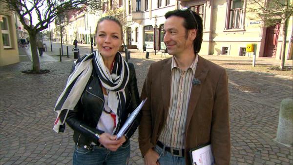 Bild 1 von 2: Die Experten Eva Brenner und John Kosmalla sowie das gesamte Zuhause im Glück-Team wollen der kleinen Familie helfen