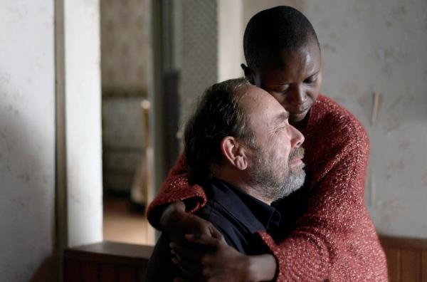 Bild 1 von 3: Joy (Eliane Umuhire) und Pierre Leprieur (Olivier Gourmet) haben viel Zeit miteinander verbracht.