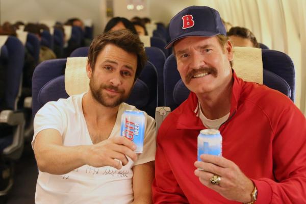 Bild 1 von 8: Charlie Kelly (Charlie Day, l.); Wade Boggs (Wade Boggs r.)