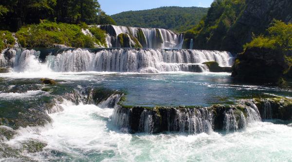 Bild 1 von 6: Wasserfälle an der Una.