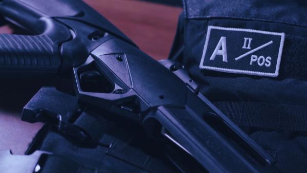 Bild 1 von 3: Ausrüstung der Spezialeinheit: Waffen und Schutzwesten der Anti-Drogen-Brigade stehen für den Ernstfall bereit.