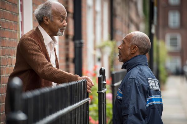 Bild 1 von 4: Dwayne (Danny John-Jules, r.) ist in England seinem Vater Nelson Myers (Ram John Holder, l.) begegnet, den er schon seit langer Zeit nicht mehr gesehen hat. Nun will Dwayne einige Dinge mit ihm klären, die ihn schon seit seiner Kindheit belasten.
