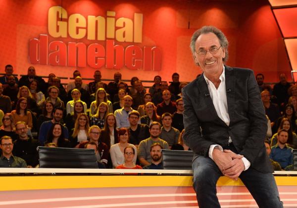 Bild 1 von 8: Stellt ganz besondere Fragen der Zuschauer, die die Rate-Profis im Studio erraten müssen: Hugo Egon Balder ...