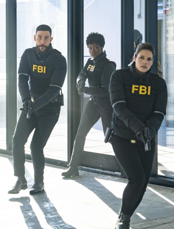 Bild 1 von 6: (v.l.n.r.) FBI SA Omar Adom 'OA' Zidan (Zeeko Zaki); Special Agent Tiffany Wallace (Katherine Renee Kane); FBI Special Agent Maggie Bell (Missy Peregrym)