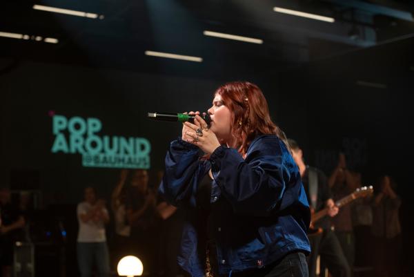 Bild 1 von 1: LOI überzeugt mit ihrer souligen Stimme im Bauhausmuseum Dessau