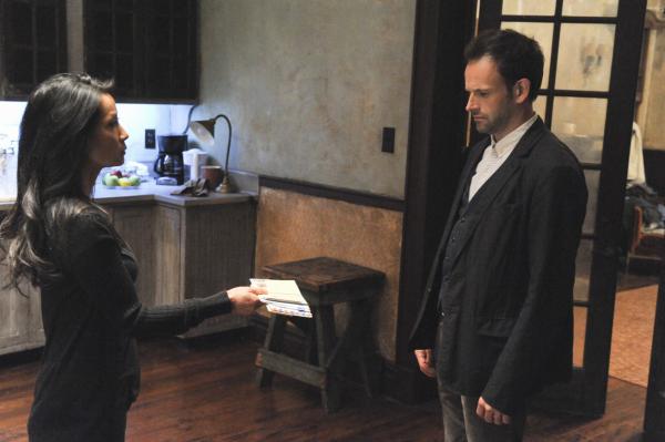 Bild 1 von 16: Sind sich nicht einig: Sherlock Holmes (Jonny Lee Miller, r.) und Joan Watson (Lucy Liu, l.) ...