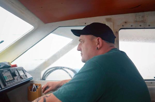 Bild 1 von 3: In der Normandie stehen die traditionellen Fischer wie Frédéric vor einer riesigen Herausforderung: Megatrawler mit Schleppnetzen machen ihnen die Fischbestände im Ärmelkanal streitig.