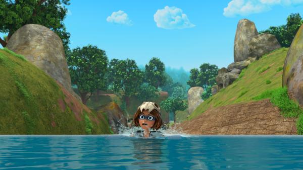 Bild 1 von 3: Stig ist in einen Fluss gefallen. Zum Glück kommt ihm Katell zur Hilfe.