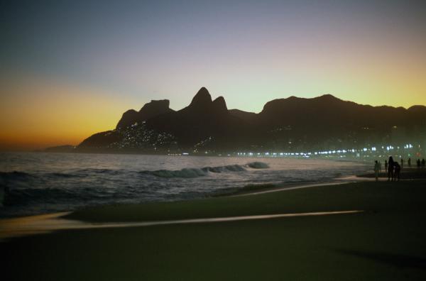 Bild 1 von 1: Ipanema zählt neben der nordöstlich gelegenen Copacabana zu den bekanntesten Stränden Rio de Janeiros.