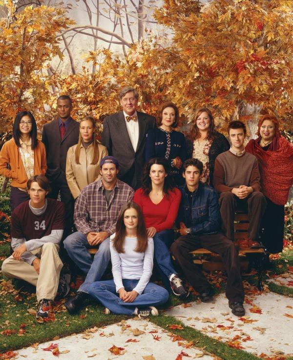 Bild 1 von 3: (5. Staffel) - Das Leben hält einige Höhen und Tiefen für (hinten v.l.n.r.) Lane (Keiko Agena), Michel (Yanic Truesdale), Paris (Liza Weil), Richard (Edward Herrmann), Emily (Kelly Bishop), Sookie (Melissa McCarthy), Kirk (Sean Gunn), Miss Patty (Liz Torres) (vorne v.l.n.r.) Dean (Jared Padalecki), Luke (Scott Patterson), Rory (Alexis Bledel), Lorelai (Lauren Graham) und Jess (Milo Ventimiglia) bereit ...