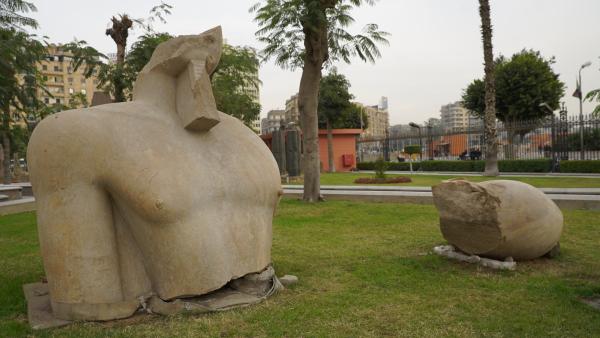 Bild 1 von 7: Teile der bei Kairo gefunden Pharaonenstatue, die wahrscheinlich Psammetich I. darstellt und ursprünglich neun Meter hoch war.