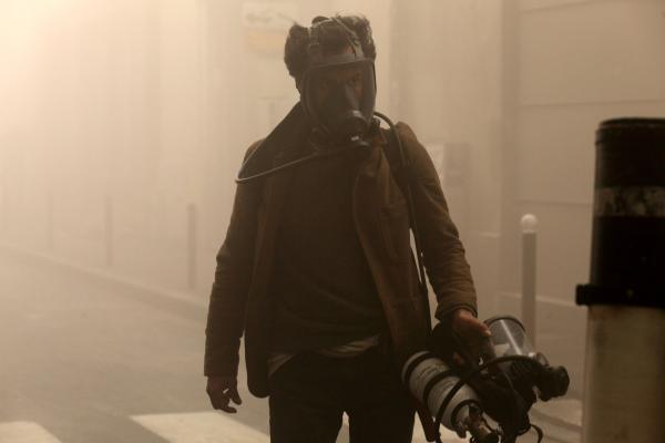 Bild 1 von 9: Mathieu (Romain Duris) gelingt es, zusätzliche Atemschutzmasken für seine Nächsten zu beschaffen.