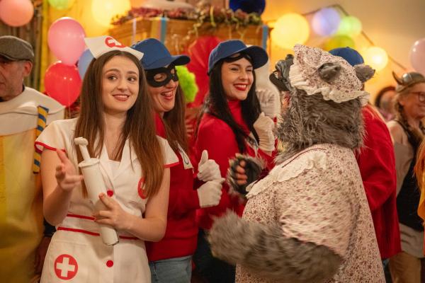 Bild 1 von 6: Maja versucht Philipp zum Tanzen zu überreden. Von links: Maja (Godiva Adela), Rana (Gonca de Haas) und Tina (Anita Eichhorn).