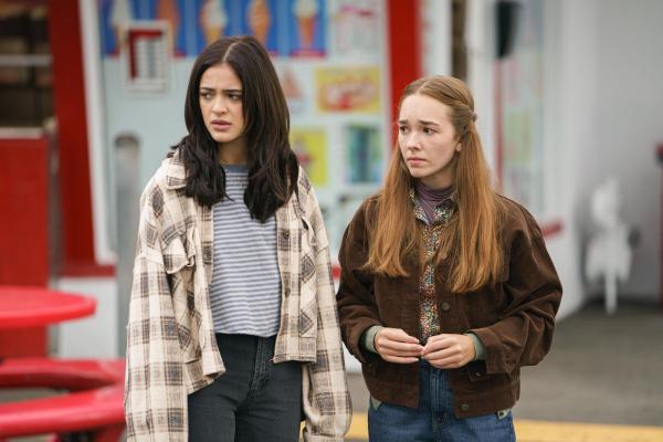 Bild 1 von 8: Olive Stone (Luna Blaise, l.); Angelina Meyer (Holly Taylor, r.)