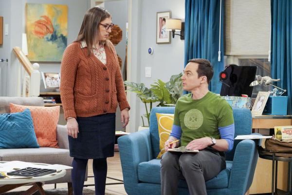 Bild 1 von 18: Sind Amy (Mayim Bialik, l.) und Sheldon (Jim Parsons, r.) für ihre Freunde Bernadette und Howard so kurz vor der Geburt deren Kindes wirklich eine Hilfe?