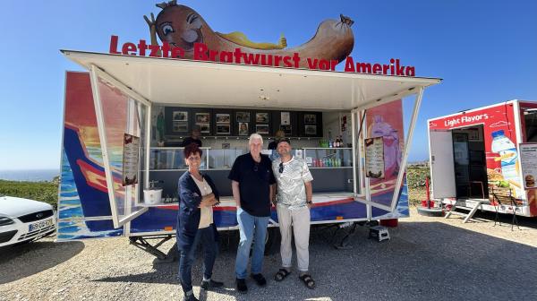 Bild 1 von 5: Die Algarve - die Südküste Portugals - gilt als Geheimtipp und echte Alternative zu Badeurlaub am Mittelmeer. Hier zu sehen: Moderator Johannes Zenglein mit Petra und Wolfgang Bald an ihrem Bratwurststand am Cabo de Sao Vicente.