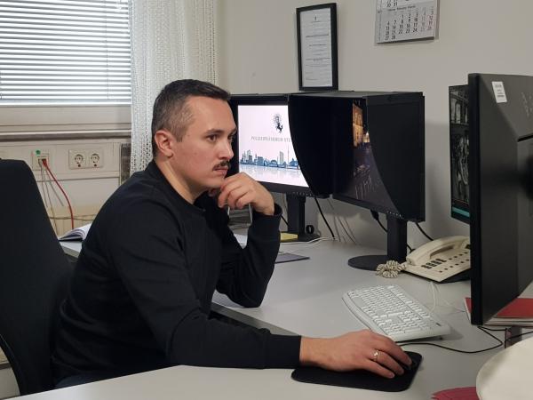 Bild 1 von 5: Michael Aschenbrenner, Superrecognizer beim Polizeipräsidium Stuttgart, bei der Arbeit.