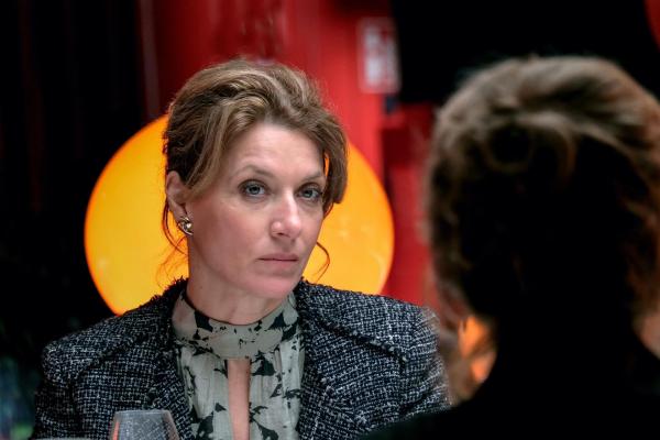 Bild 1 von 26: Im Bild (v.li.): Caroline Frank (Karin Biederstädt), Adele Neuhauser (Constanze Laux).