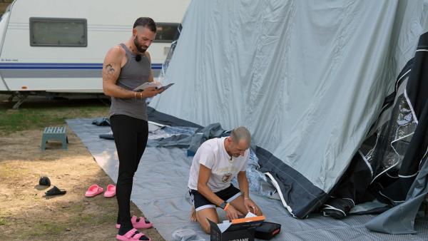 Bild 1 von 6: Daniel (li.) und Roman Nawrot versuchen das Vorzelt aufzubauen..