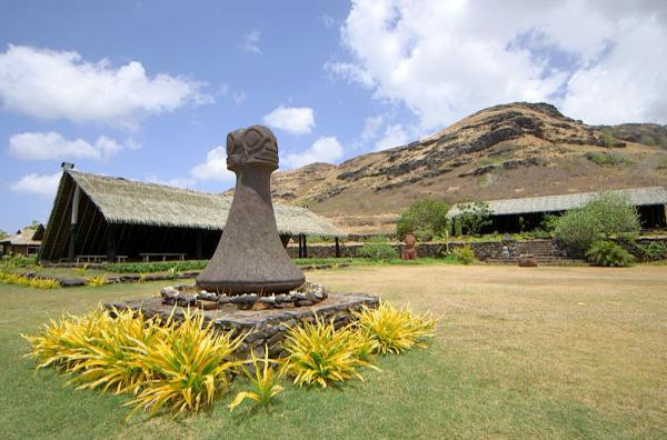 Bild 1 von 3: Auf den Marquesas-Inseln in Französisch-Polynesien wird der Tiki-Kult um die zentrale Gottheit im polynesischen Schöpfungsmythos von den Kunsthandwerkern bewahrt und verbreitet, nachdem er im 19. Jahrhundert fast in Vergessenheit geraten war.