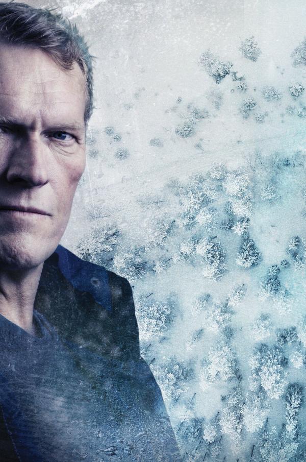 Bild 1 von 27: Kommissar William Wisting (Sven Nordin) ermittelt mit der FBI-Agentin Maggie Griffin und seiner Tochter Line in einer Moderserie.