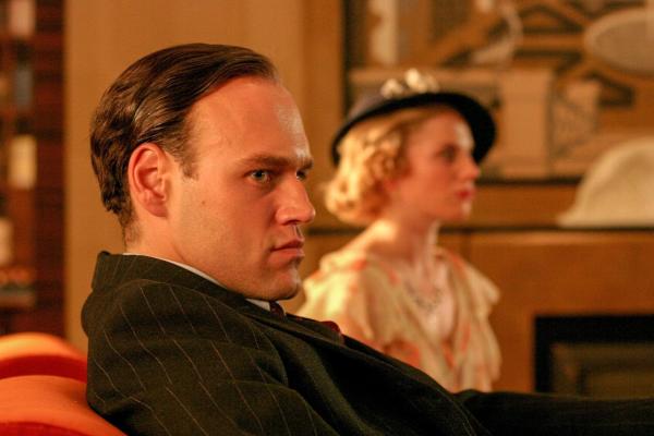 Bild 1 von 7: Im Bild: Elliot Cowan (David Hunter), Eva Birthistle (Rosaleen / Eileen).