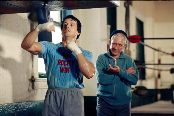 Bild 1 von 8: Geplant ist der Kampf als PR-Gag, doch Rocky (Sylvester Stallone, l.) will dem Schwergewichts-Champion und den Zuschauern beweisen, dass er mehr ist als nur ein Hinterhof-Boxer. Und so trainiert er gemeinsam mit Trainer Mickey (Burgess Meredith, r.) wie besessen...