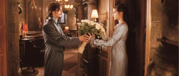 Bild 1 von 19: Als Entschuldigung für sein unmögliches Benehmen beim Ball bittet Julius (Christoph Maria Herbst, l.) Konstanzia (Ellenie Salvo González, r.), Leonora Blumen zu überbringen ...